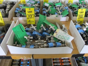 LOT (9) VALVES, MANIFOLD TYPE, 3/8" SIZE, 2485 LB/700 DEGREE F RATING, 316 SS MATERIAL, COMPRESSION CONNECTIONS, A182 SPECIFICATION, 4-WAY STYLE, HANDWHEEL OPERATOR. MARK 856. PART # 30023000 (W-51) LOADING & HANDLING FEE $5-